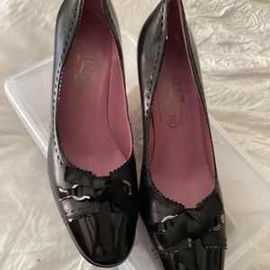 Ferrara o women’s size 10/40 black low heeled pump with round tow bow